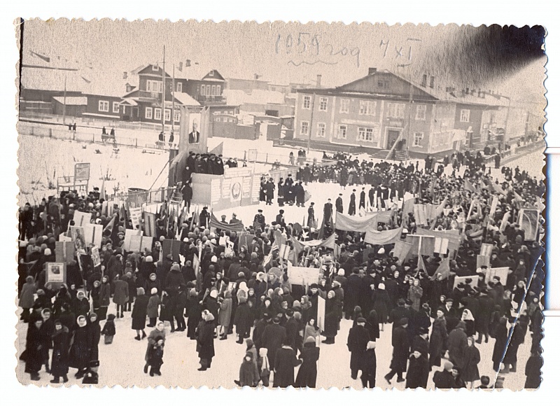 Демонстрация и митинг на площади 7 ноября 1959 г. г. Нарьян-Мар